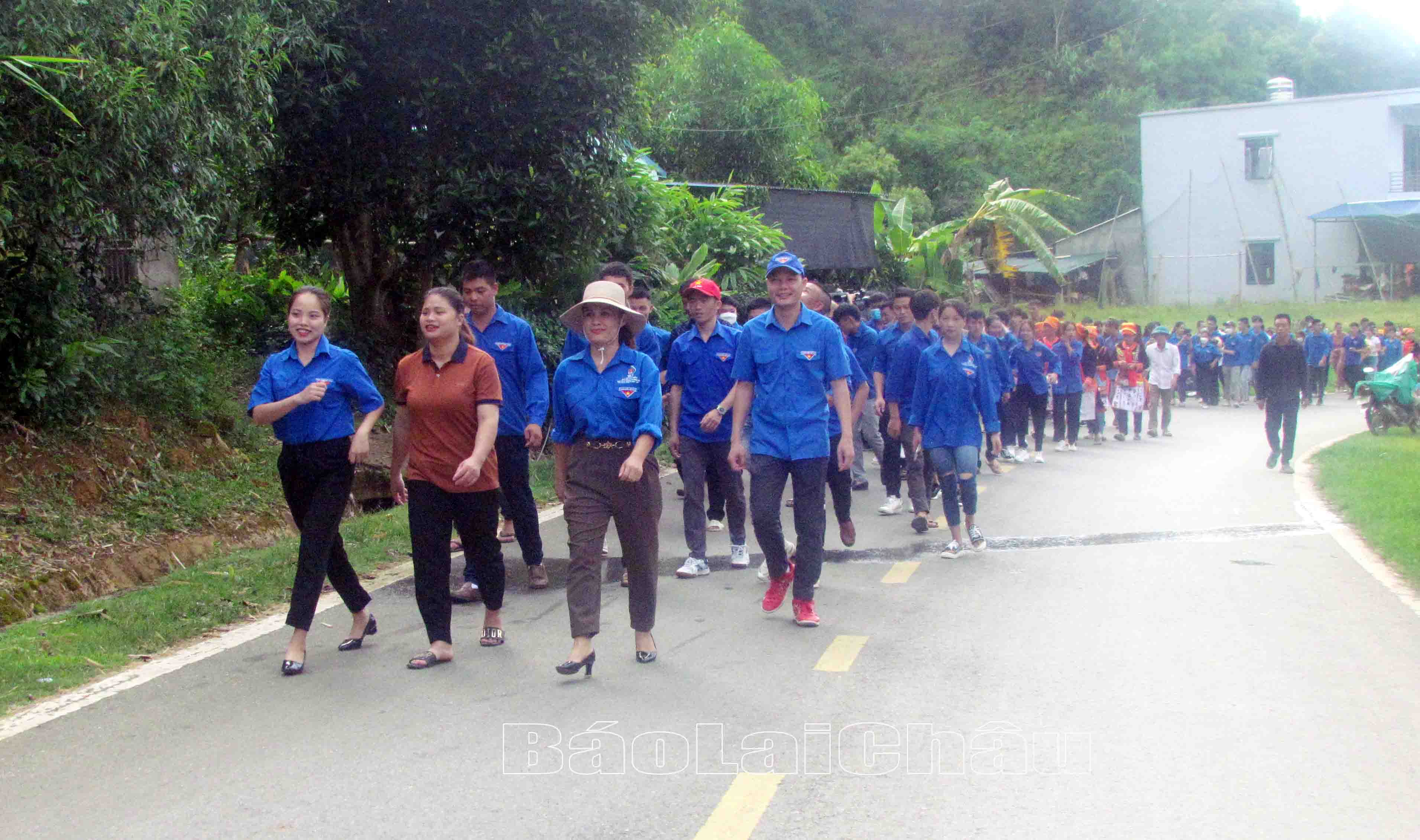 Đoàn viên thanh niên huyện Phong Thổ đi bộ hưởng ứng Chương trình “Những bước chân vì cộng đồng”. 